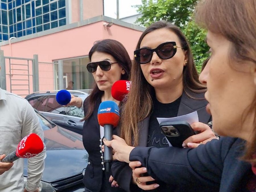 Bilbilosi me orë në televizion  shefja e AKSHI t qep gojën për pyetjet pa regji të gazetarëve