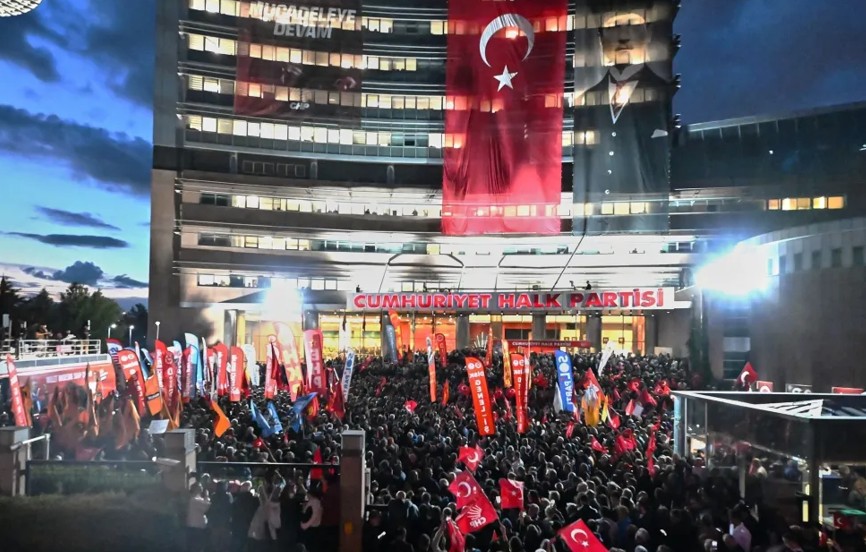 Kaos në partinë opozitare turke  policia futet në seli