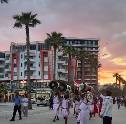 afrikanet-dhe-traditat-e-tyre-pushtojne-vloren