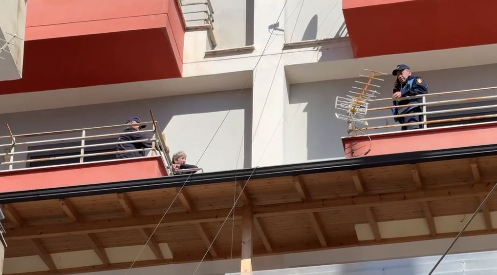 Tentoi të vetëhidhet nga kati i 6  fqinjët shpëtojnë të moshuar◄n