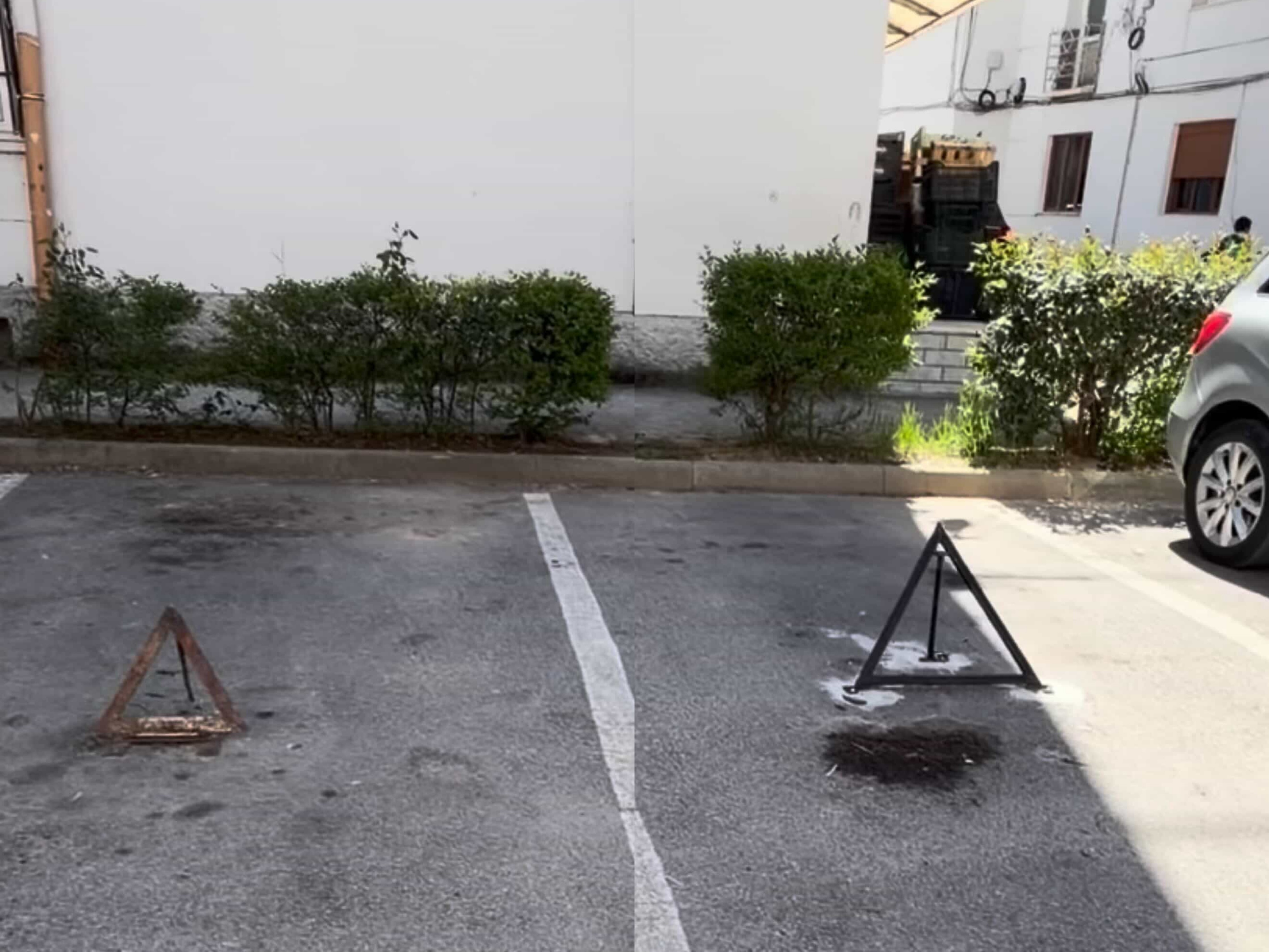 “Parkimet publike bllokohen me çelësa në Pogradec, banorët detyrohen të lënë makinat në rrugë”