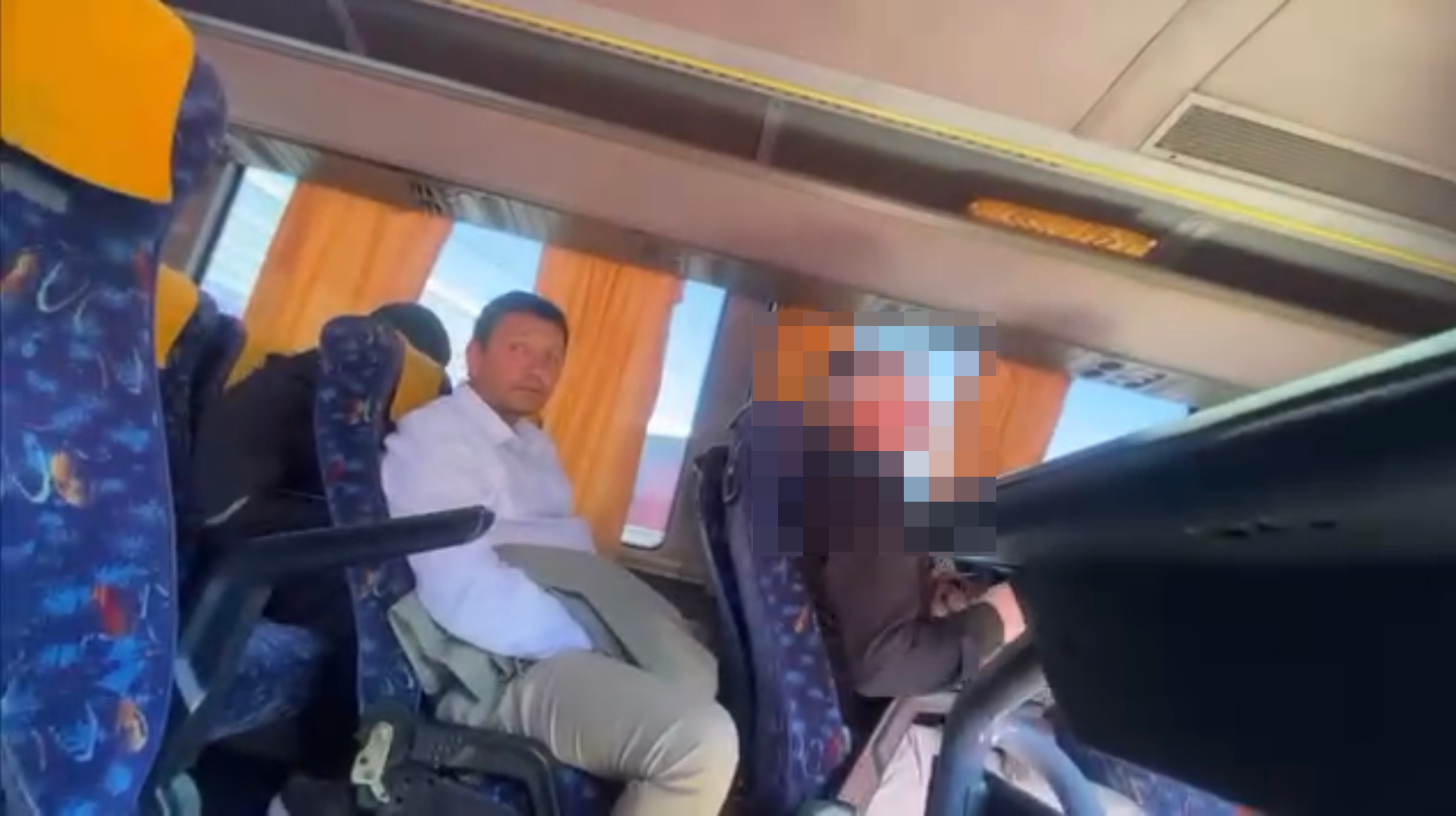 M niaku i autobusit të Durrësit vetëkënaqet para vajzës  vendos xhaketën si mburojë