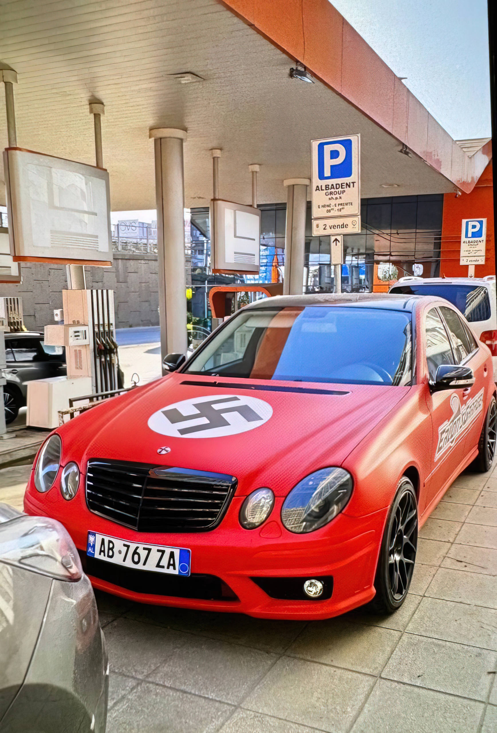 Policia sekuestron automjetin me simbol nazist  procedohet penalisht pronari