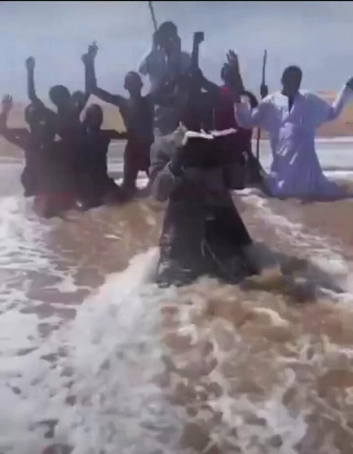 Tentoi të ndajë detin si Moisiu  pastori për pak sa nuk mbytet