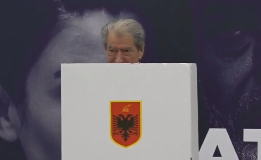 Berisha shkon të votojë për veten 
