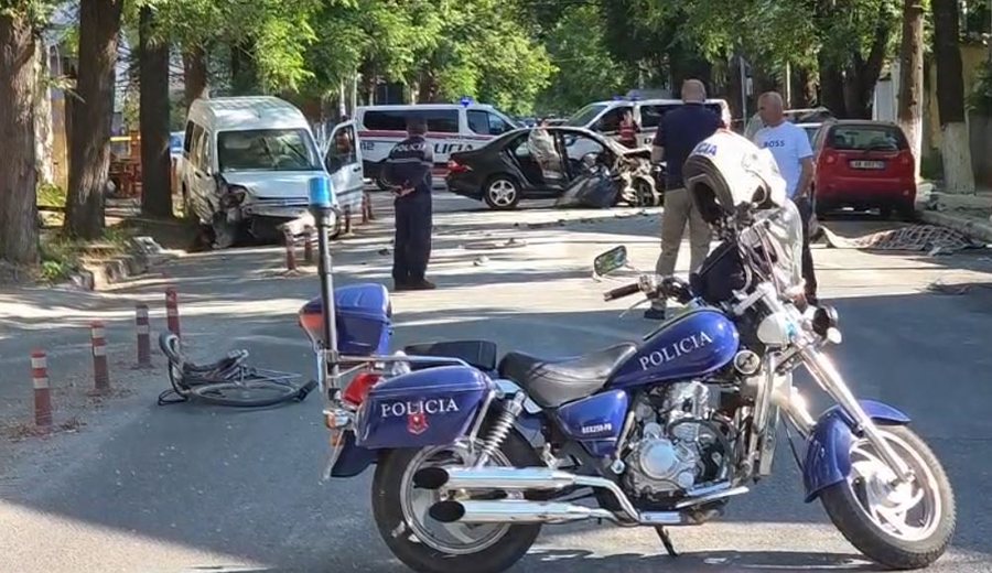 Video  Benzi me shpejtësi skëterrë merr para furgonin  drejtuesi i biçikletës  fluturon  disa metra
