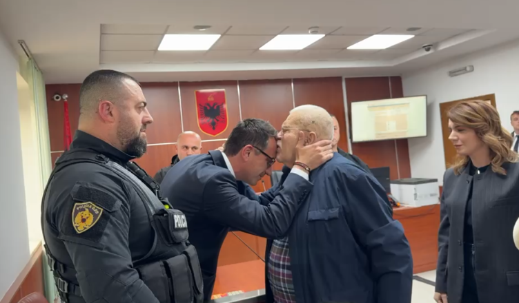Robert Ndrenikaj me lot në sy puth në ballë Veliajn  Ç të mbeti nga burgu  do ta bëj unë