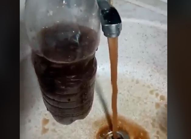 Pas 10 ditësh pa ujë, banorëve të Shipashnicës u vjen i ndotur në çezme