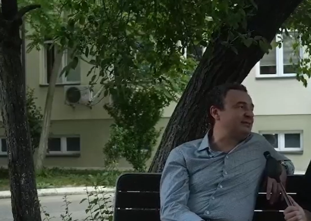 “Janë të vlefshme ato kotjet e shkurtëra në veturë”, Kurti tregon se si po fle në xhipat e zinj