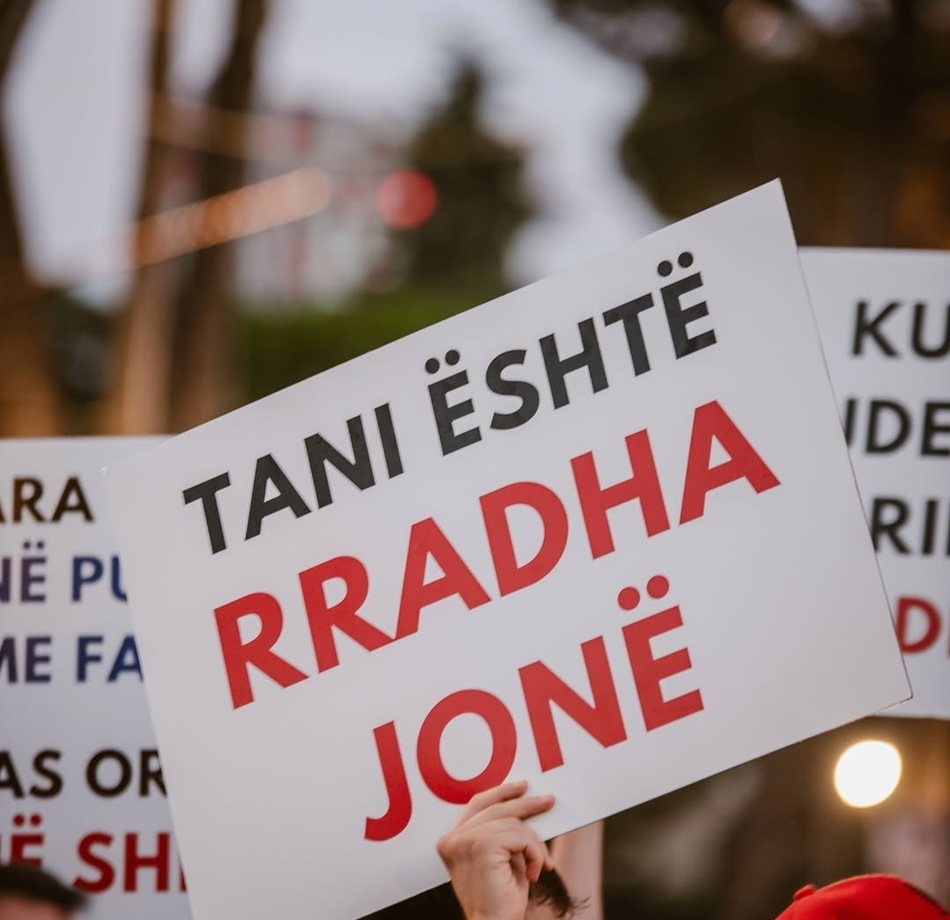Qytetarët protestojnë me pankarta kundër klasës politike në tërësi