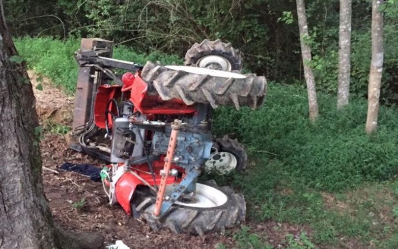 Rrokulliset me traktor, humb jetën një person afër Kamenicës