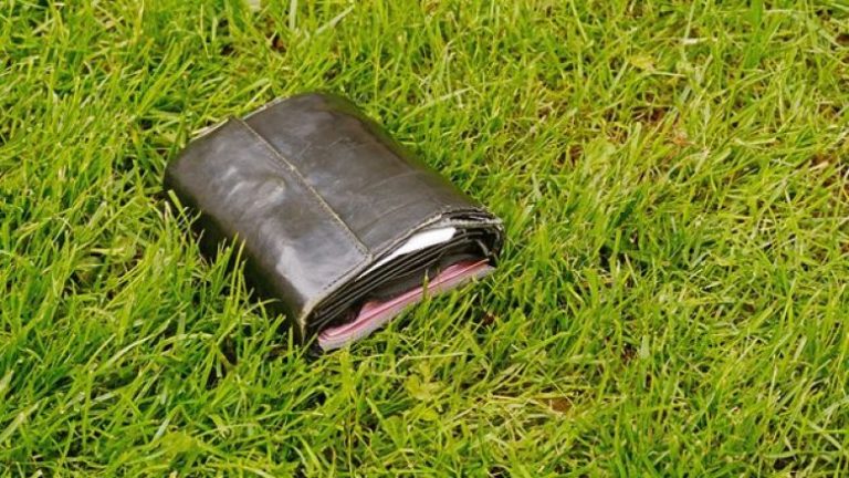 34-vjeçari nga Ferizaj gjen portofol me para dhe dokumente, e dorëzon në Polici dhe i kthehet pronarit