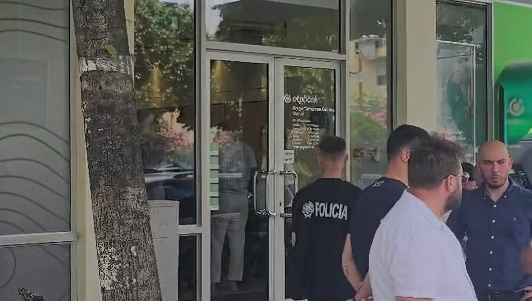 Me pistoletë lodër i vodhi të moshuarës paratë  Dyshohet se autori u ndihmua nga brenda bankës  iku me vrap