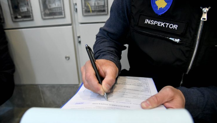 Njehsorë të tjerë zbulohen me afat të skaduar dhe pasaktësi, KEDS gjobitet me 110 mijë euro