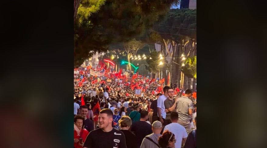 Deputeti i Vetëvendosjes pjesë e protestës në Tiranë