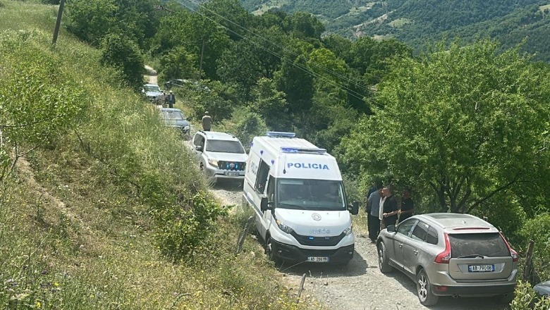 Ilir Meta lë përkohësisht burgun, mbërrin në Skrapar për varrimin e të atit!