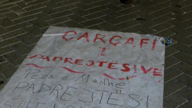 Çarçafi i padrejtësive  peshqeshi që protestuesit i lanë në shesh Ramës