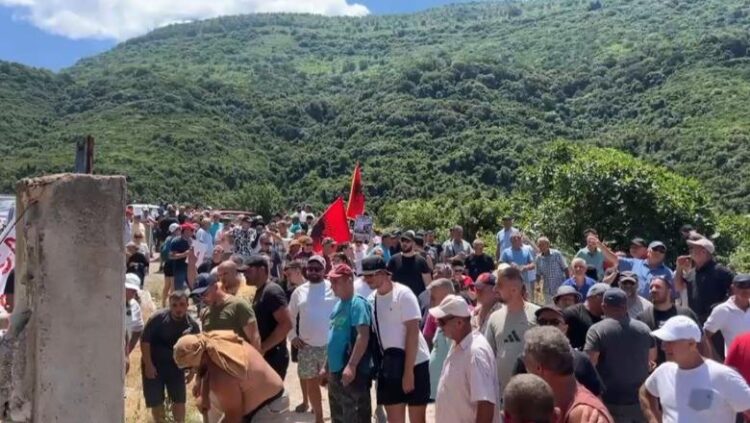 Banorët shembin rrethimin që izolonte Kakomenë