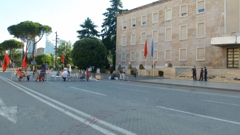 Protestuesit e gdhijnë sërish në bulevard  para kryeministrisë