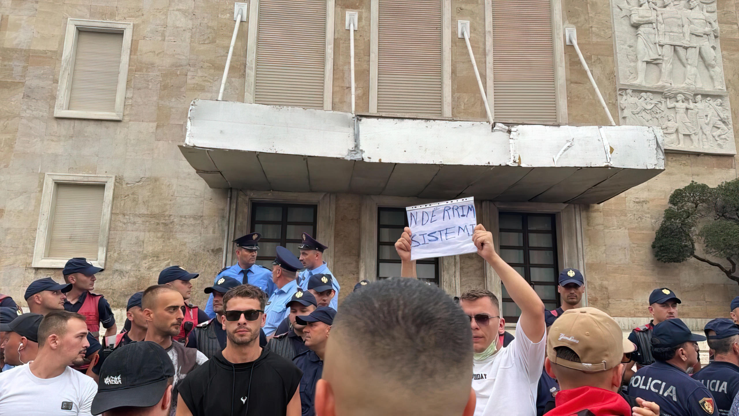 Protestuesit  zbythin  policinë e Ramës  drejtohen drejt kryeministrisë