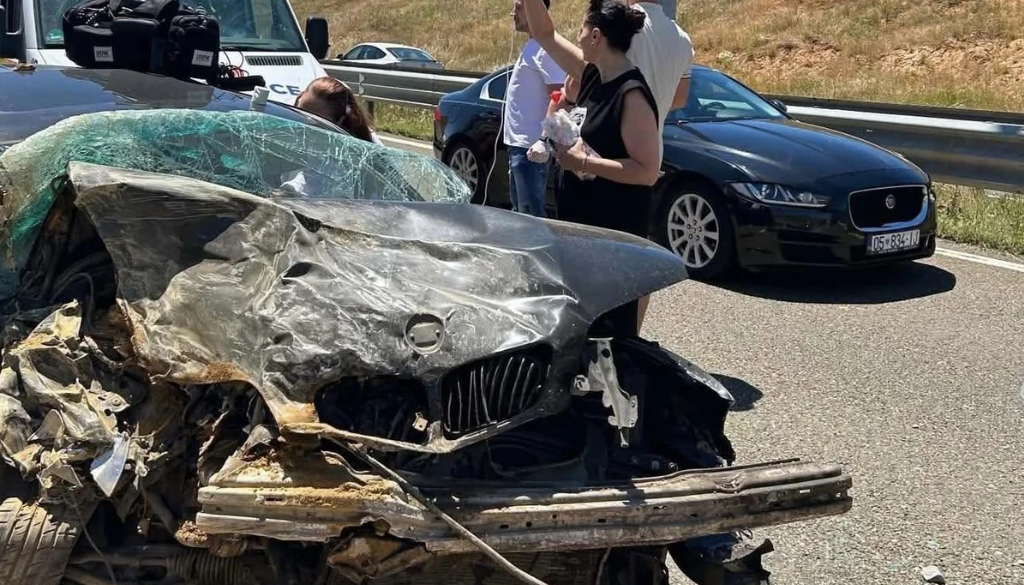 Vdes gruaja nga aksidenti në autostradë, në gjendje të rëndë burri i saj