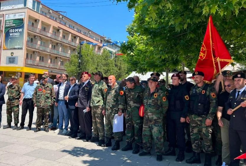 Prishtina feston çlirimin, marshojnë ish-pjesëtarët e UÇK-së me uniforma