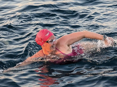 Eva Buzo sfidon Jonin, noton 15 kilometra rreth Sazanit
