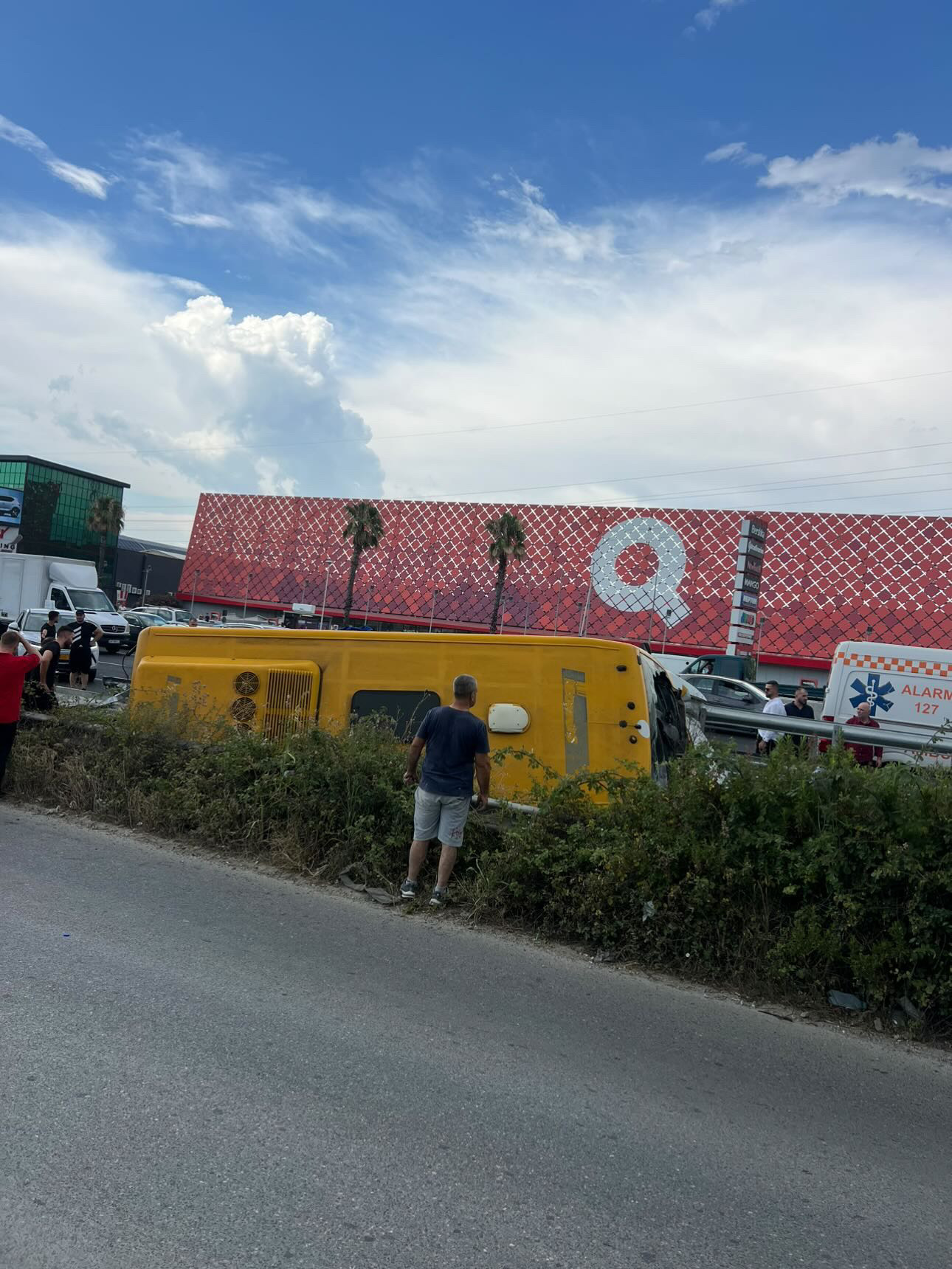 Autobusi doli nga rruga dhe ra në kanal, 4 të vdekur dhe 12 të plagosur