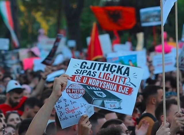 Lind fenomeni i turizmit të protestës në Shqipëri