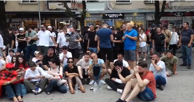 Protestuesit shkojnë te Drejtoria e Policisë  Turp  lironi çunat
