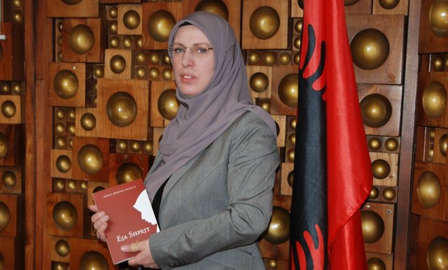 U shpall non grata në Shqipëri  Ikballja zbulon të vërtetën e fotos me ish liderin iranian