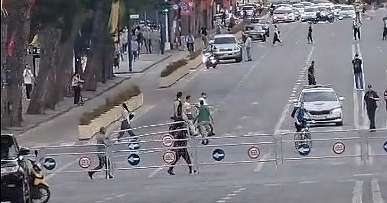 Policia bllokon bulevardin me gardh metalik për ndeshjen me Izraelin