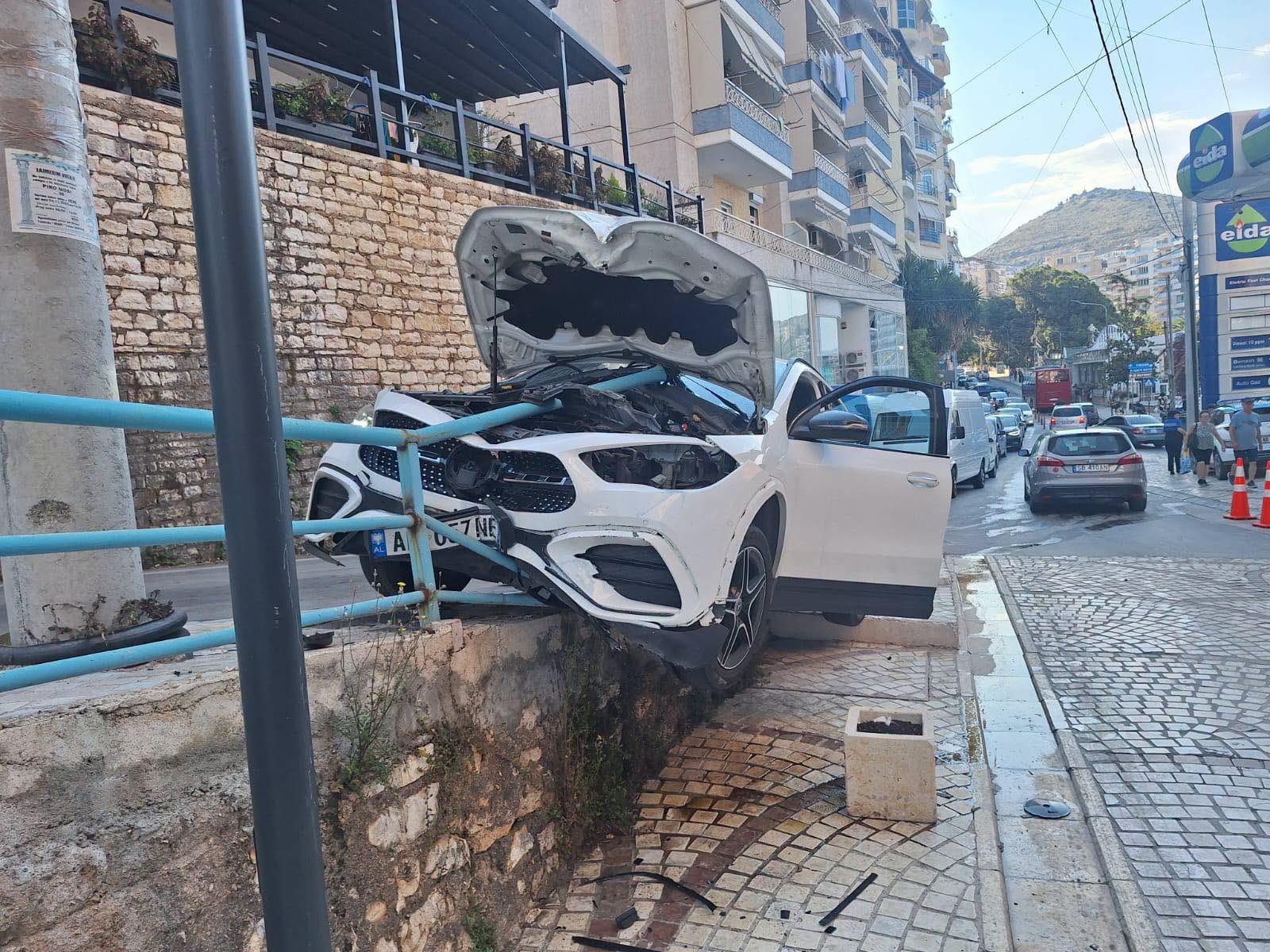 Turisti humb kontrollin e makinës   Mercedes  i futet mes barrierës