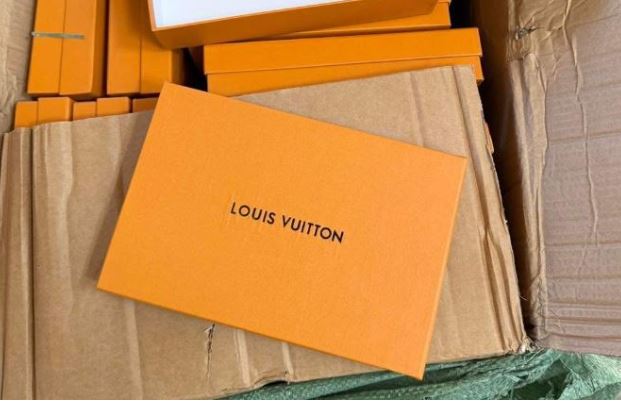 “Louis Vuitton” e shumë brende të tjera, kapen mijëra produkte të dyshuara si kopje