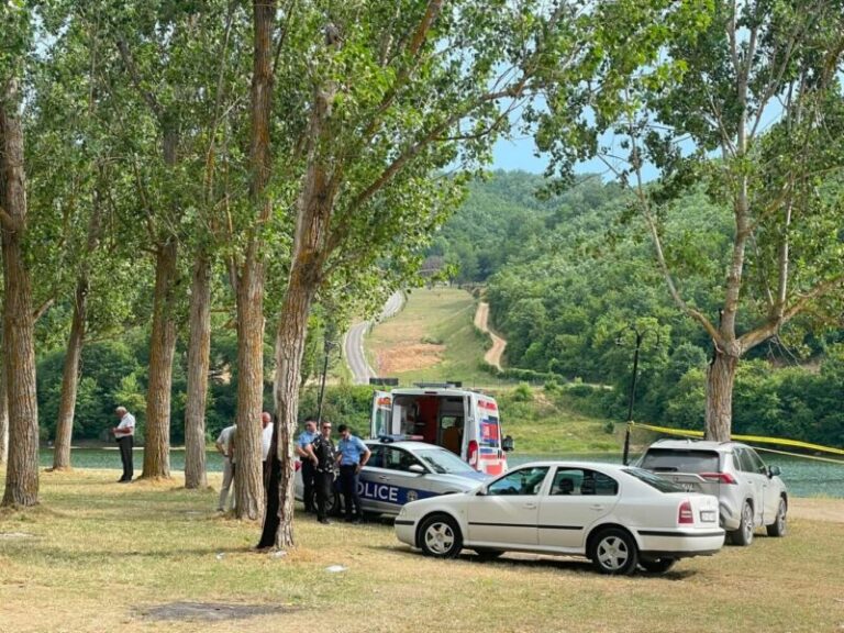 Një 25 vjeçar dyshohet se është zhdukur në ujërat e liqenit