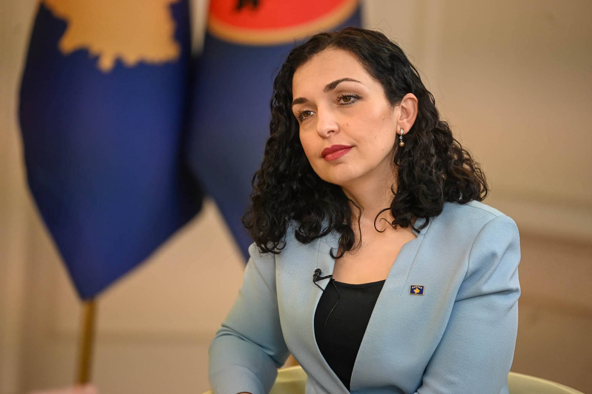 Vjosa Osmani kërcënohet me jetë, publikohen mesazhet