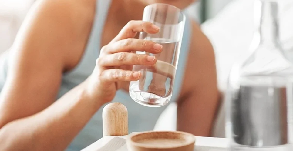 Çfarë mund të bëjë pirja e një gote uji në mëngjes për energjinë dhe tretjen tuaj