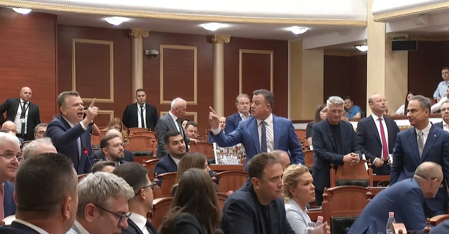 Zvërneci  ndez  kuvendin  Balla sfidon Berishën  Dil dhe ti në shesh po ta mbajti