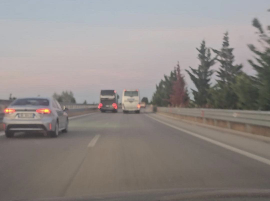 Autobusëve u duket vetja Ferrari  Bëjnë gara shpejtësie në autostradë