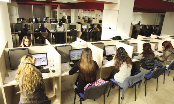 Grupi mashtruesve me Call Centera  Na lironi  kemi fëmije dhe gra shtatzana