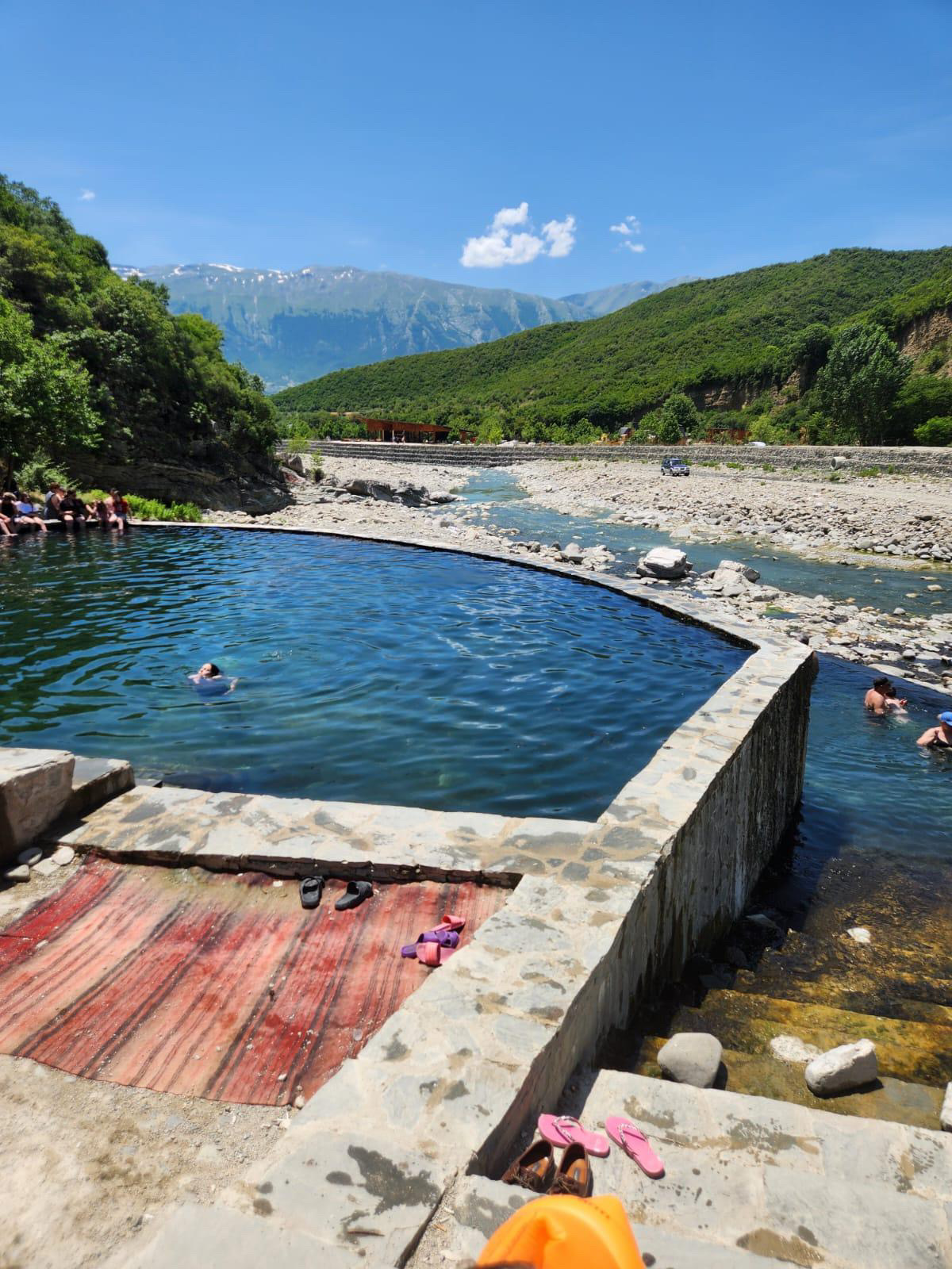 Pas betonizimit  ngrihet alarmi për Banjat e Bënjës  Uji nuk qarkullon si dikur  ka vetëm myshk