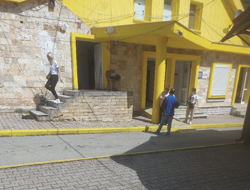  Banjove publike në Kapshticë u del pronari  kërkon 50 lekë për person 