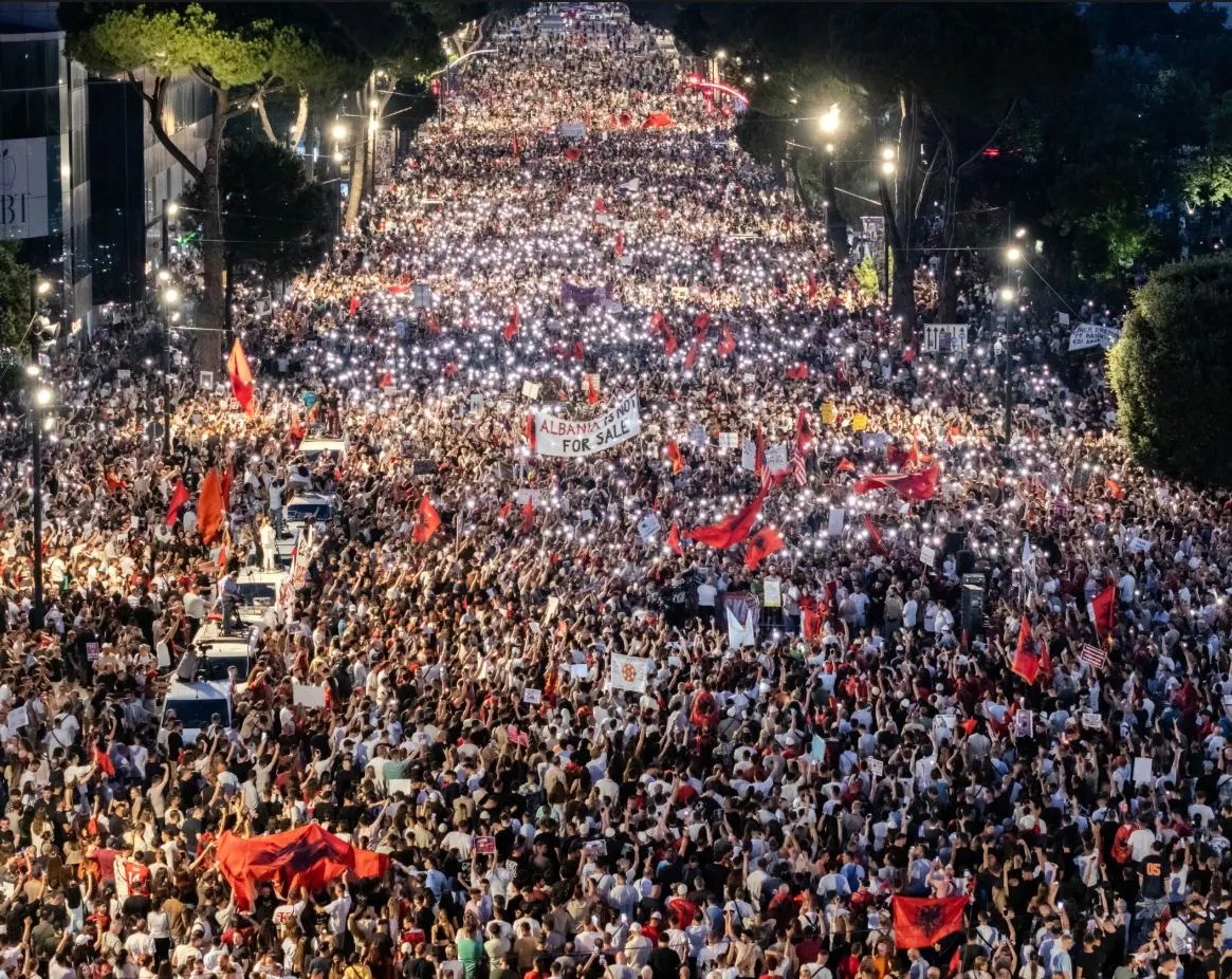 PD bën sikur nuk sheh protestuesit  në Kuvend seanca vazhdon sikur Shqipëria është në paqe
