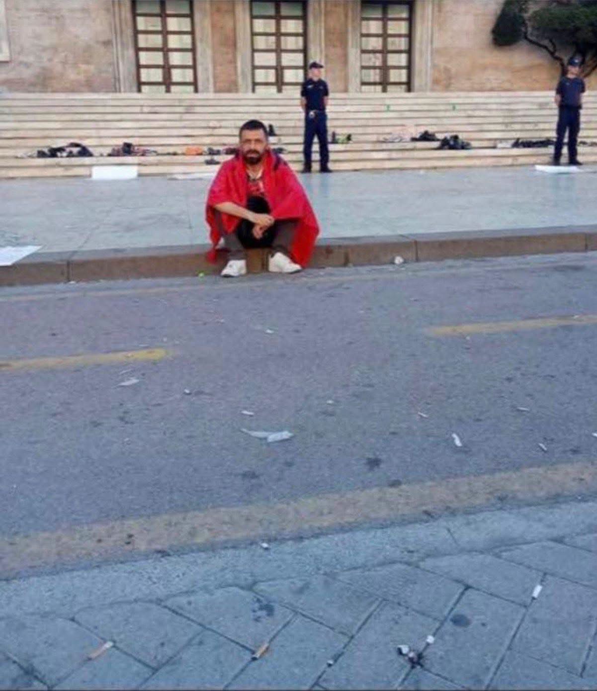 Protestuesi i vetëm që e gdhiu tek Kryeministria i përgjigjet Ramës