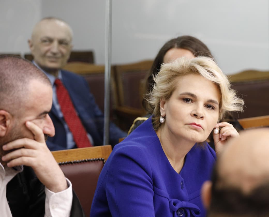 Mona i hakërrehet Metës  Edhe babai im të çohet nga varri nuk e duroj dot më 