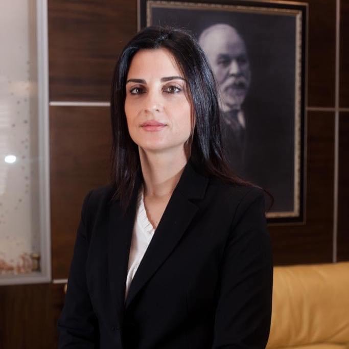 Emirjana Sako s kursen asnjë lagje të Durrësit  Banorët do paguajnë 100 mijë lekë viti për të parkuar vetëm 1 mjet