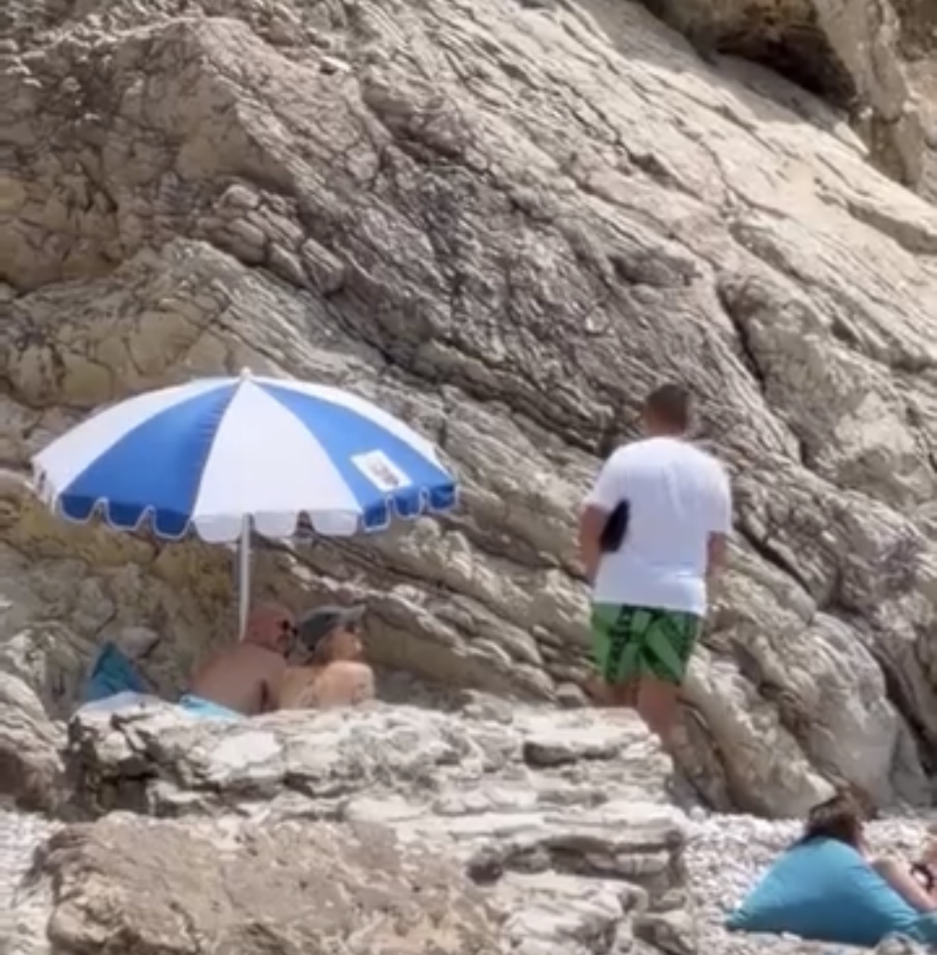 Gjeli i Himarës vendos çadra tek Gjiri i Filikurit  10 mijë lekë puftet