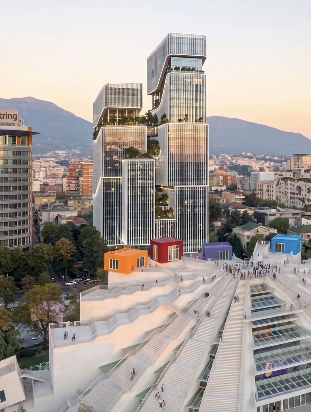 Kullë pas Piramidës  Qiell gërvishtësja mbin si kërpudhë në Tiranë