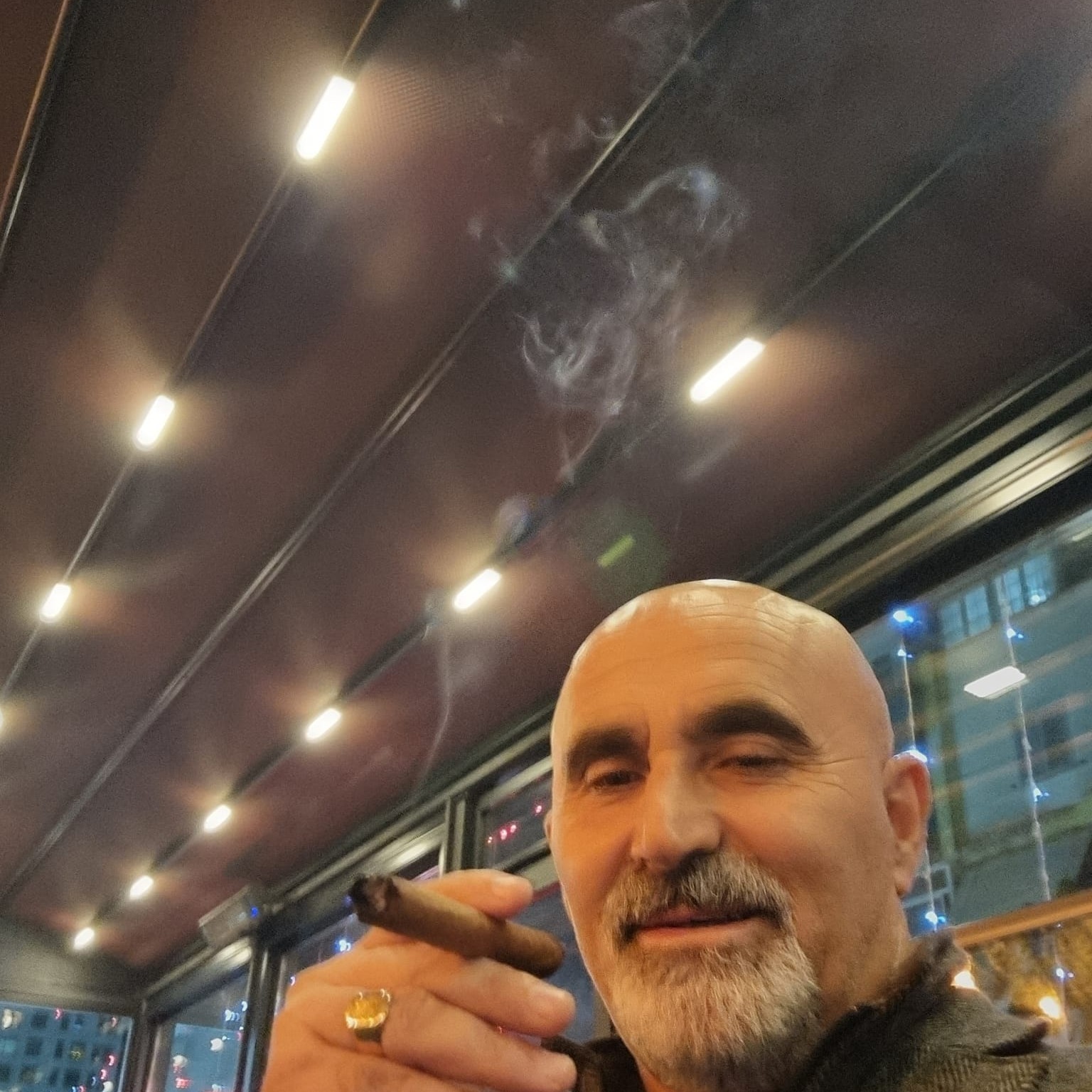 Anuela Ristani i jep 800 MILIONË LEKË Lavdi  punëmbaruarit 