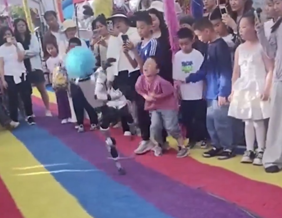 Roboti  klloun  humb kontrollin dhe godet fëmijën me shkelm në bark